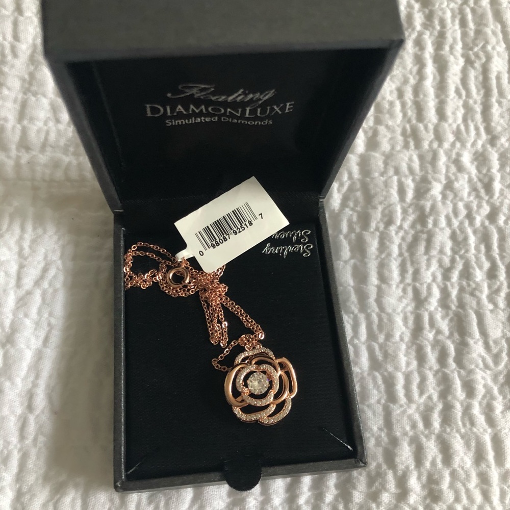 DIAMONDLUXE Rose Necklace